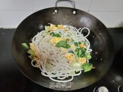Make Precious bean sprouts, fried rice powder step 4