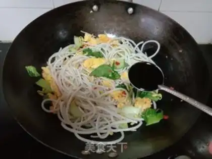 Make Precious bean sprouts, fried rice powder step 5