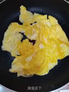 Make cucumber fried eggs step 2