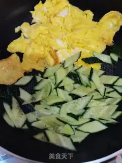 Make cucumber fried eggs step 3