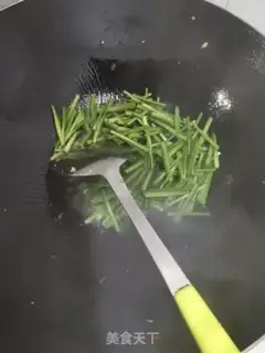 Make Scrambled eggs step 2