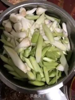 Make Garlic sprouts back to the pot step 1
