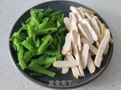 Make Scrambled with spinach poles step 1