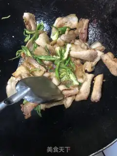 Make Garlic sprouts back to the pot step 2