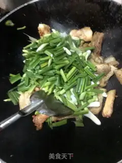 Make Garlic sprouts back to the pot step 3