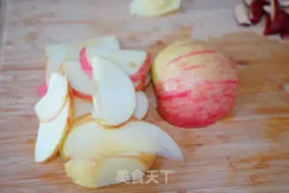 Make Scratch-defaming and gascing apples. Soup step 1