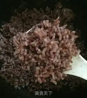 Make Garlic eggs and red rice step 0