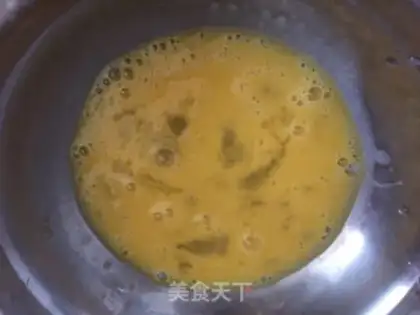 Make Garlic eggs and red rice step 1