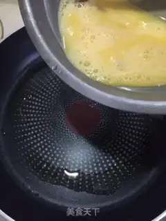 Make Garlic eggs and red rice step 3