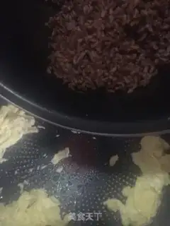 Make Garlic eggs and red rice step 4