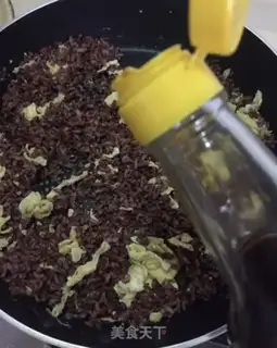 Make Garlic eggs and red rice step 5