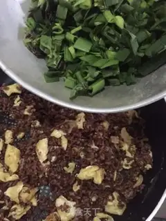 Make Garlic eggs and red rice step 6