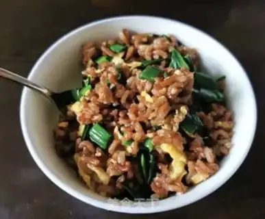 Make Garlic eggs and red rice step 7