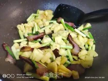 Make Pineapple rice step 1
