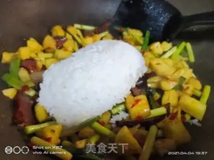 Make Pineapple rice step 3
