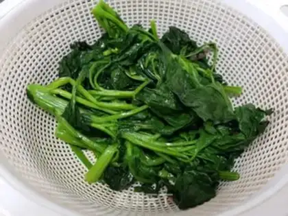 Make Spinach fried soybean sprouts step 2