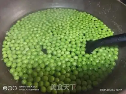 Make Shrimp and sweet peas step 1
