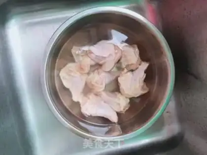 Make Onions burning chicken wings step 0
