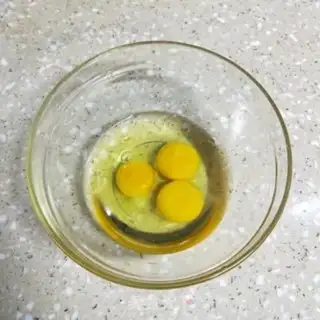 Make Fried eggs with sprouts step 1