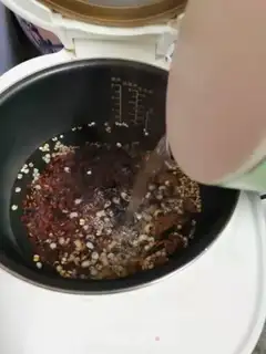 Make Double red and black rice congee step 4