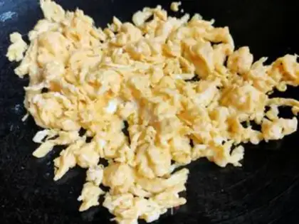 Make Scrambled eggs step 1