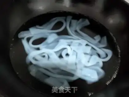 Make Sesame sauce with cold skin step 1