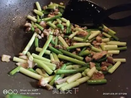 Make Chicken and garlic fried rice step 1