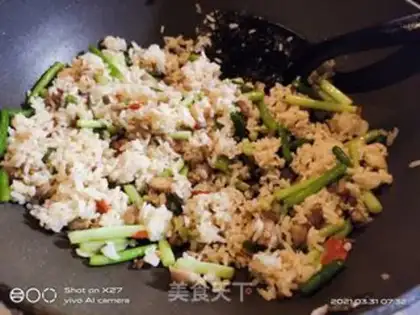 Make Chicken and garlic fried rice step 2