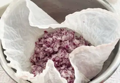 Make Double-coloured onion bag step 8