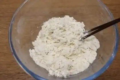 Make Egg sauce noodles step 1