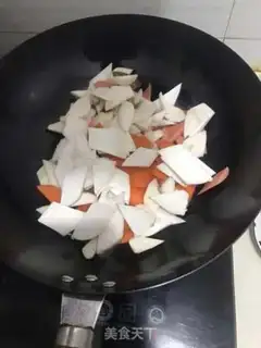 Make Carrot fried abalone mushroom step 1