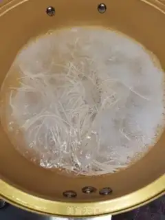 Make Shrimp skin with noodle soup step 1