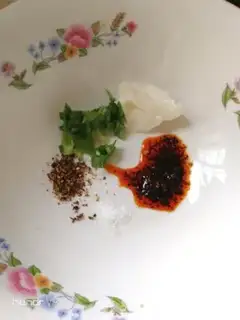 Make Chongqing Xiaoqing family flour step 1