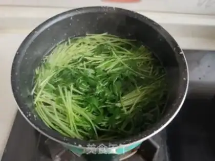 Make Black bean sprouts with golden needle mushrooms step 3