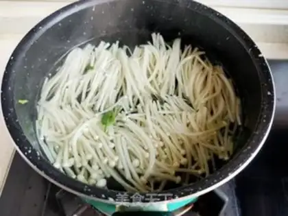 Make Black bean sprouts with golden needle mushrooms step 5
