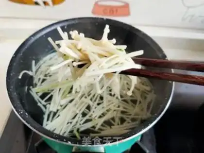 Make Black bean sprouts with golden needle mushrooms step 6