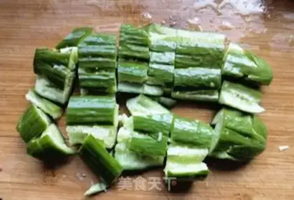 Make Dutch cucumber mixed into eggs step 1