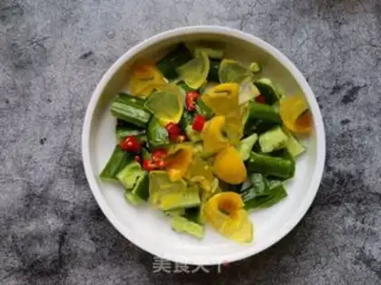 Make Dutch cucumber mixed into eggs step 3