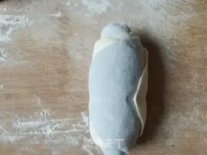 Make ♪ Blue cheesy rose roll ♪ step 11