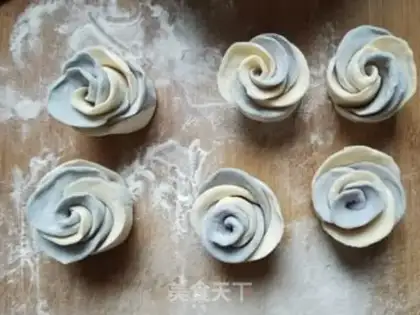 Make ♪ Blue cheesy rose roll ♪ step 13