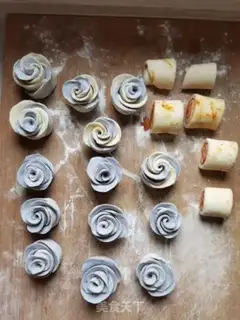 Make ♪ Blue cheesy rose roll ♪ step 14