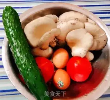 Make Tomato cucumber omelet soup step 0