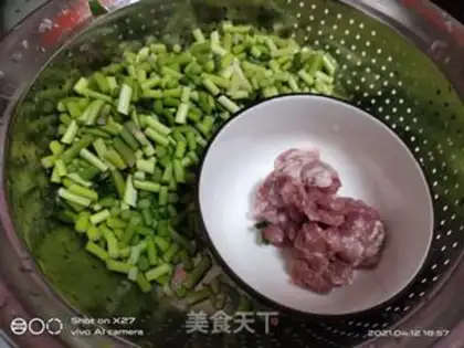 Make The meat and the garlic step 0