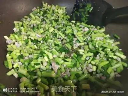 Make The meat and the garlic step 1