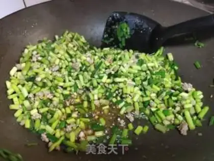 Make The meat and the garlic step 3