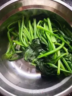 Make Spinach fried eggs step 2