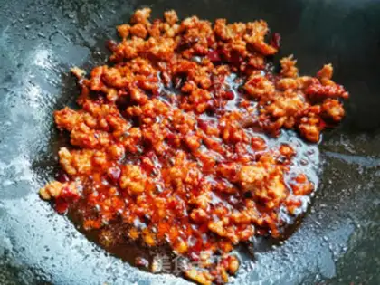 Make Garlic pork and eggplant step 1