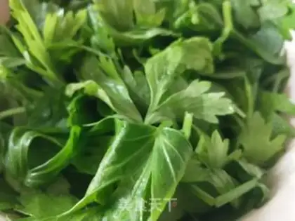 Make Celery leaves step 0