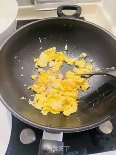 Make Red spinach fried eggs step 1