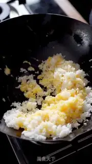 Make Gold egg fried rice step 5